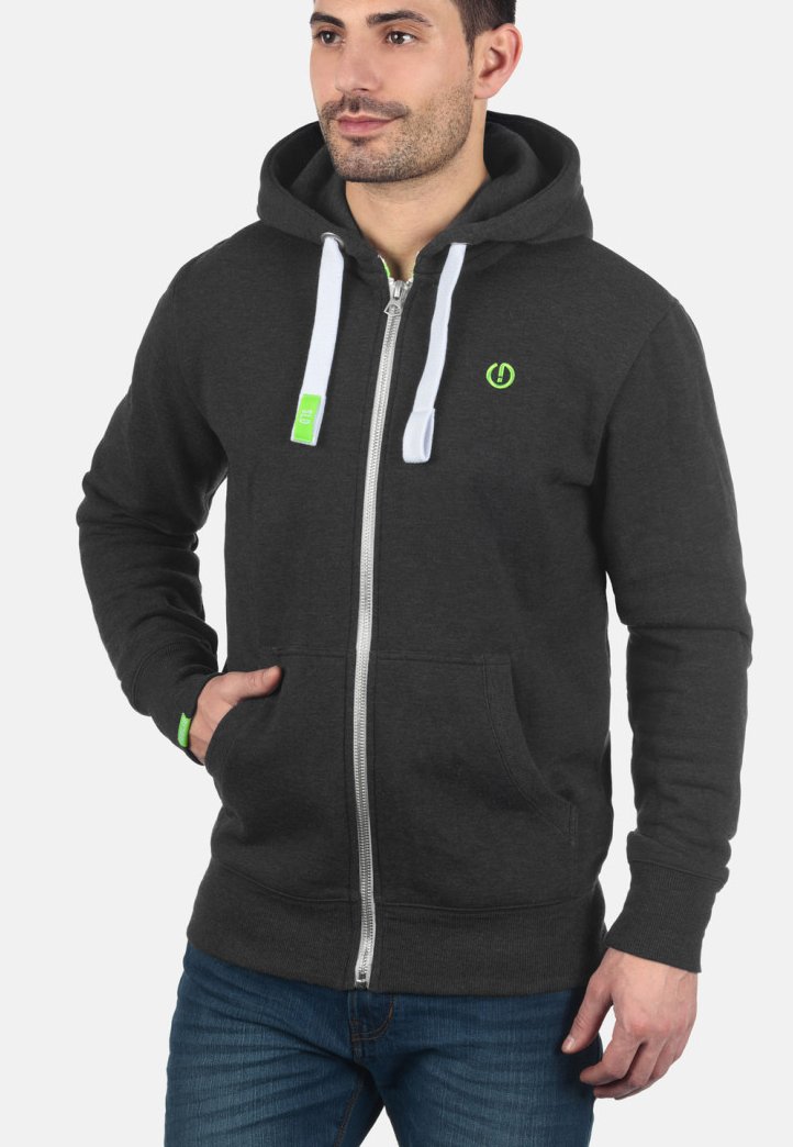 Dunkelgrauer Reißverschluss-Hoodie mit weißen Kordeln, frontalen Taschen und einem grünen Logo-Akzent auf der Brust. Baumwollmaterial, lässiges Design.