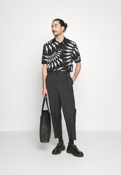 Neil Barrett PLEAT TROUSERS - Pantalones - black
