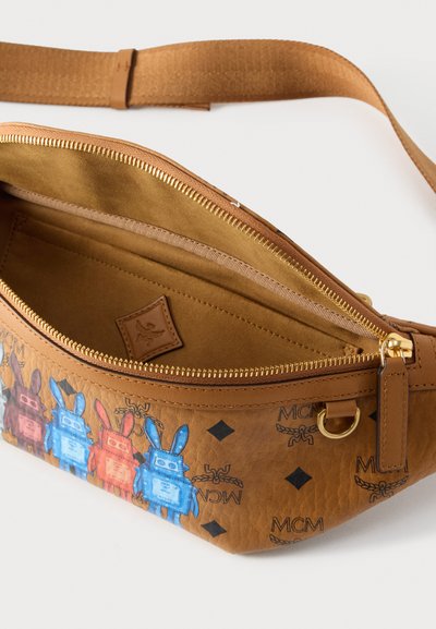 Καφέ δερμάτινη τσάντα με χρυστό φερμουάρ, εσωτερική επένδυση από σουέτ και πολύχρωμα μοτίβα με χαρακτήρες κουνελιών σε κόκκινο, μπλε και μωβ μπροστά.