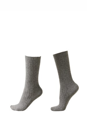 Graue gerippte Socken aus weichem Material, mit einem mittellangen Design und einer verstärkten Zehenpartie für Langlebigkeit. Keine Muster oder Akzente.