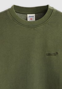 Olijfgroene Levi's sweatshirt met een ronde hals, een relaxte pasvorm, geribbelde manchetten en een geborduurd logo op de borst. Zachte textuur.