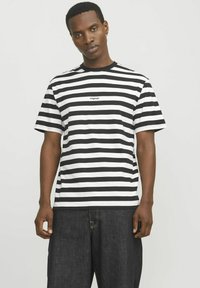 Sort-hvid stribet t-shirt med korte ærmer, rund hals og lille logo på brystet. Stoffet ser glat og let ud.