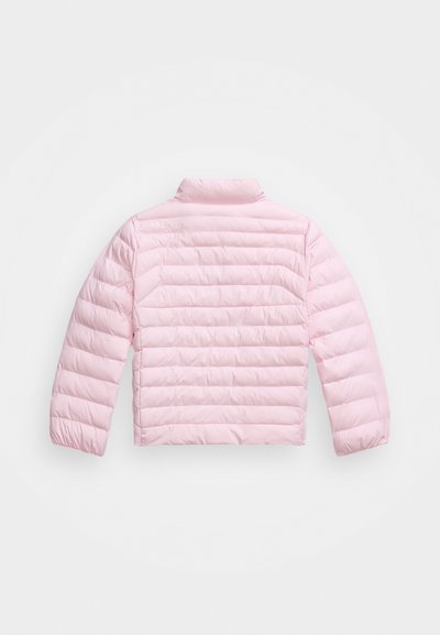 Chaqueta de plumas rosa claro, con un cuello alto, diseño acolchado y mangas largas. Textura suave con acentos de costura horizontal.