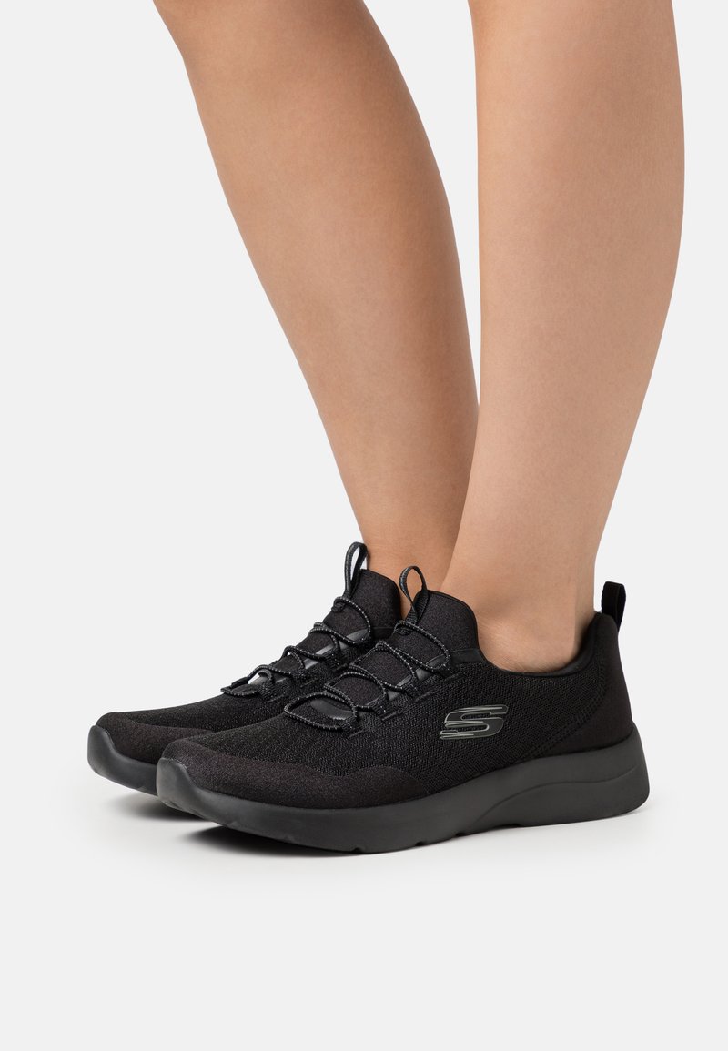 Schwarze, leichte Sportschuhe mit einem atmungsaktiven Strickobermaterial, strukturierten Elementen, elastischen Schnürsenkeln und einer gepolsterten Gummisohle.