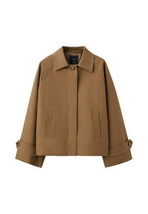 Chaqueta marrón corta con cuello ancho, cierre de un solo botón, dos bolsillos frontales y tiras con botones en los puños.