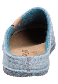 Ciabatta in felt blu chiaro con suola grigia, texture liscia e un dettaglio in pelle sul tallone. L'interno presenta un sottopiede di colore naturale.