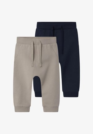 Două perechi de pantaloni de trening pentru copii. O pereche este culoarea khaki, iar cealaltă este bleumarin. Ambele au bandă elastică la talie, șnururi de ajustare și buzunare laterale.