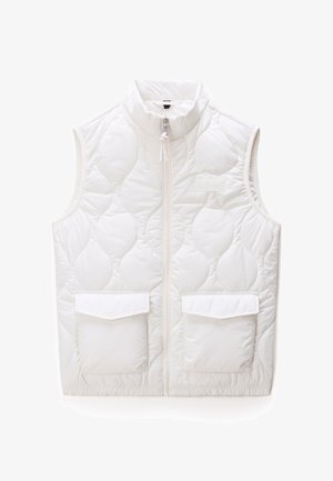 Witte gewatteerde mouwloze bodywarmer met ritssluiting aan de voorkant, hoge kraag, twee klepzakken en subtiel gewatteerd patroon.