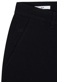 Schmal geschnittene schwarze Baumwollhosen mit Fronttaschen, dezentem Logo-Stick und normaler Taille mit Gürtelschlaufen. Glattes, strukturiertes Material.