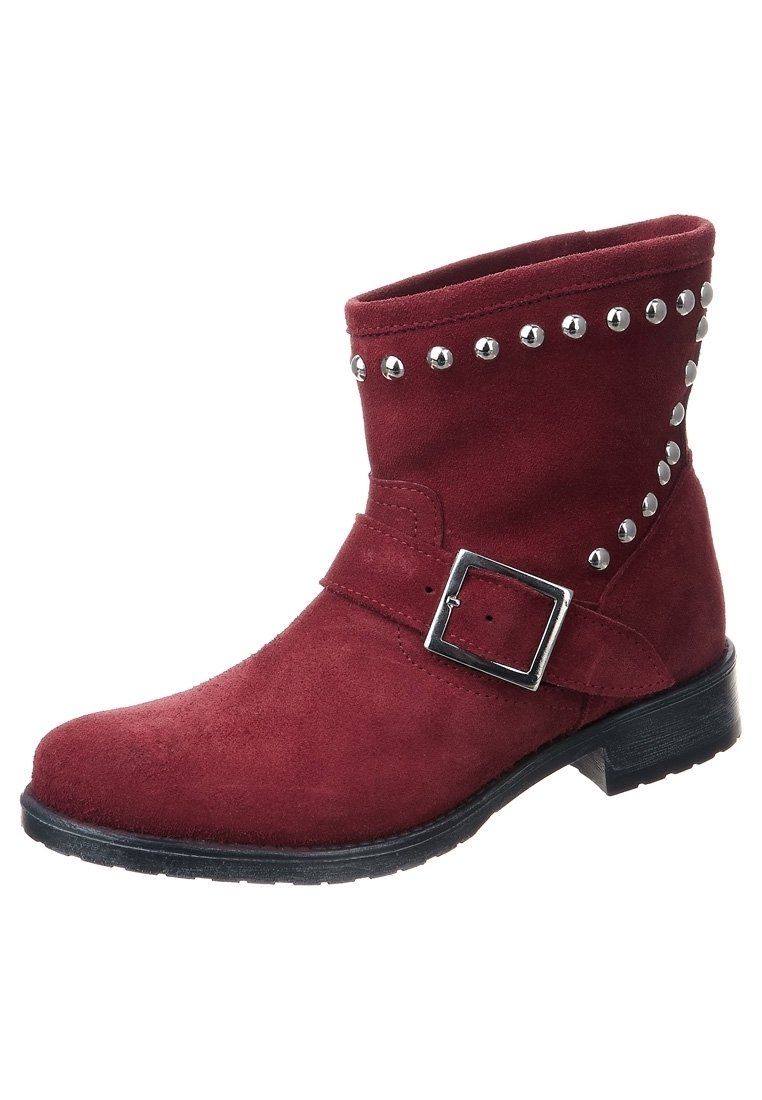 Bottine en daim bordeaux avec une boucle argentée et des accents cloutés, semelle noire plate et texture douce. Elle présente un embout arrondi et une tige courte.