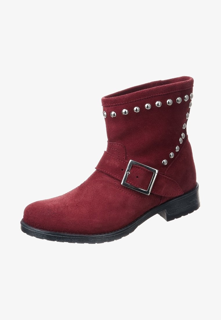 Bottine en daim bordeaux avec une boucle argentée et des accents cloutés, semelle noire plate et texture douce. Elle présente un embout arrondi et une tige courte.