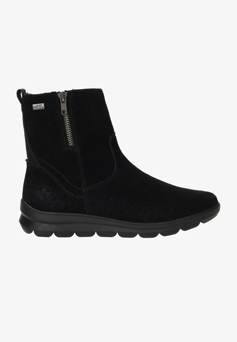 Bottines en suède noir avec fermeture éclair, surface texturée et semelle en caoutchouc rembourrée. Présente un logo sur le côté.