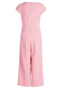 Tuta rosa con maniche a cappuccio, design a gamba larga e vita aderente. Realizzata in tessuto morbido con chiusura a zip sul retro.