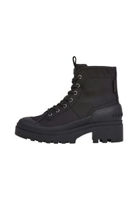 Mustad mustesaapad, mis on valmistatud vastupidavast kangast, lace-up ette, ümar varvas, paks kummine tald ja tekstureeritud aksendid külgedel.