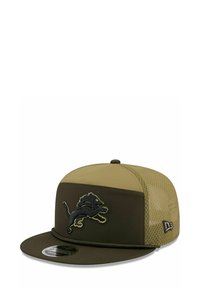 Dunkelgrüne und olivfarbene Snapback-Mütze mit einem gebogenen Schild, ausgestattet mit einem schwarzen gestickten Löwenlogo und einem Rückenteil aus Mesh für Belüftung.