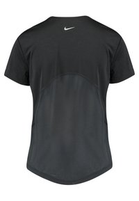 Camiseta atlética negra con mangas cortas, un panel de malla en la parte posterior y un pequeño logo blanco de Nike en la parte superior de la espalda.