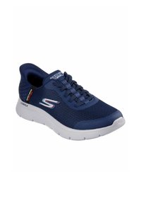 Zapatilla deportiva azul marino con parte superior de malla, cierre de cordones y suela blanca. Presenta el logo de Skechers en el lateral y en la lengüeta. Diseño ligero.