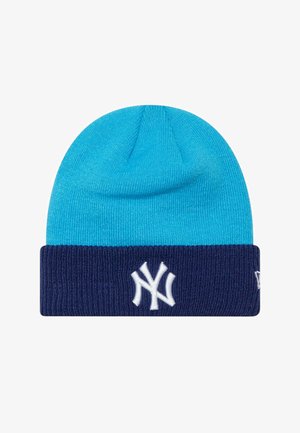 Cuffia lavorata a maglia azzurro chiaro con risvolto blu scuro che presenta il logo bianco intrecciato "NY" e una piccola toppa laterale con il logo.