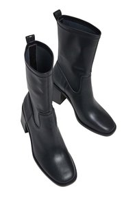 Černé kožené kotníkové boty se čtveratou špičkou, elegantním designem, malým blokovým podpatkem a s poutky na bocích pro snadné obouvání.