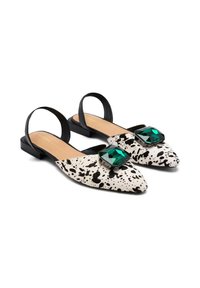 Due scarpe slingback a punta con un motivo a pois bianco e nero, caratterizzate da dettagli in gemma verde e una fascia nera. Suola piatta.