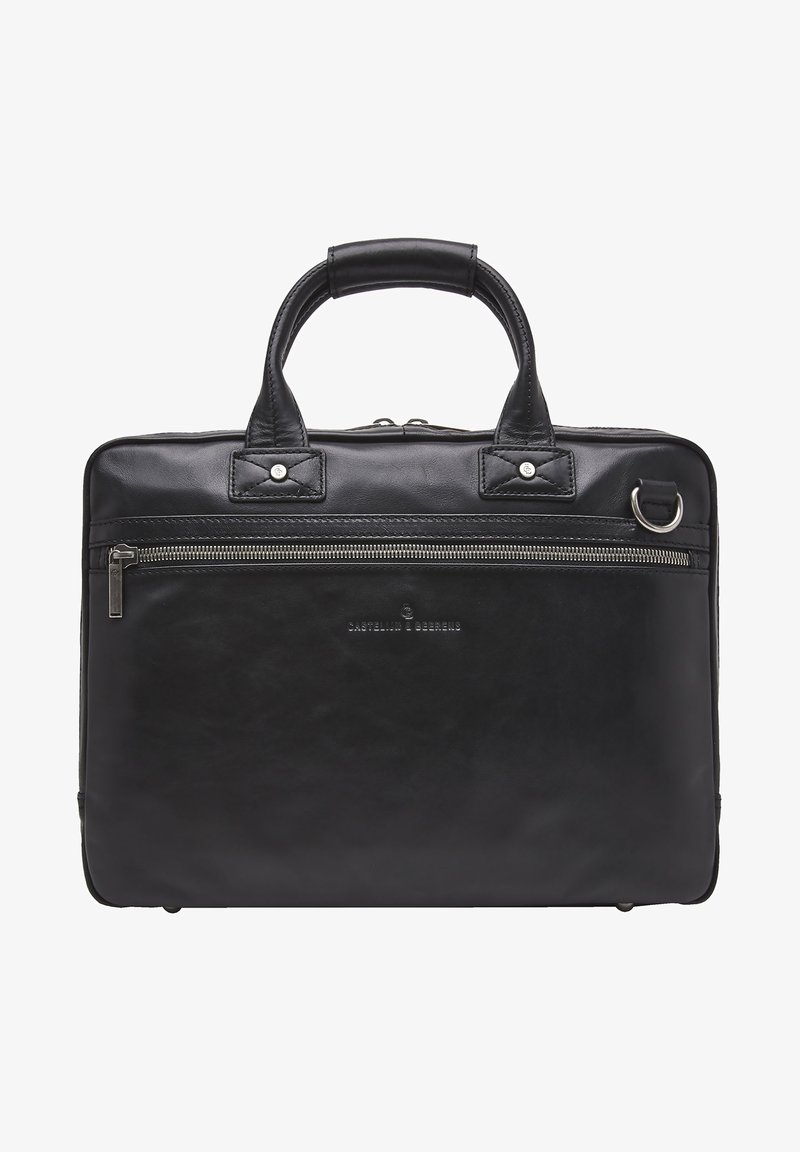 Schwarze Lederaktentasche mit zwei oberen Griffen, einer frontalen Reißverschlusstasche, Logodetail und silberfarbener Hardware. Glatte Textur, rechteckige Form.