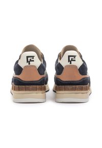 Blå mockaskor med bruna läderdetaljer och krämfärgat nät. Inkluderar en mönstrad gummisula och en logotyp präglad på hälen.