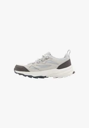 Baskets de course avec un upper en maille gris clair, des accents gris foncé, un capuchon de orteil texturé et une épaisse semelle intermédiaire blanche. Comprend des lacets et une boucle au talon.