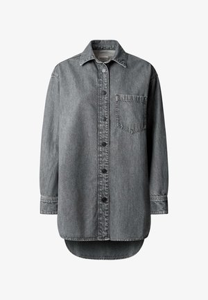 Siva traper košulja s dizajnom na dugmad, oštrim ovratnikom, jednim džepom na prsima i dužim stražnjim rubom. Teksturna tkanina s blagim izbljeđivanjem.