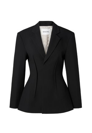 Blazer nero su misura con spalle strutturate, rever affilati e cuciture curve; presenta una fodera interna con un motivo leggero.