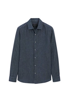 Chemise bleu marine à manches longues avec boutons et fines rayures blanches verticales, col pointu, étalée à plat sur un fond blanc.