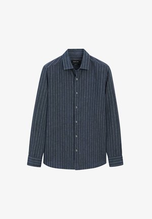 Chemise bleu marine à manches longues avec boutons et fines rayures blanches verticales, col pointu, étalée à plat sur un fond blanc.