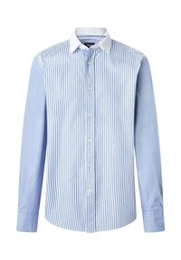 Camisa de botones a rayas con rayas verticales azules y blancas, manga izquierda de color azul sólido que contrasta y cuello blanco. Hecha de una tela ligera.