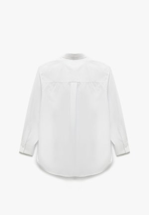 Hvid langærmet skjorte med en afrundet kant, blød tekstur, detaljer med baglæns plisséer og manchetter, designet til en afslappet pasform.