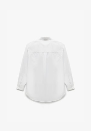 Hvid langærmet skjorte med en afrundet kant, blød tekstur, detaljer med baglæns plisséer og manchetter, designet til en afslappet pasform.