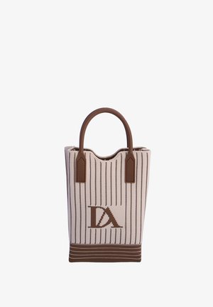 Bolsa tote a rayas verticales beige y marrón con asas de cuero marrón y un gran logo "DA" en el centro delantero.