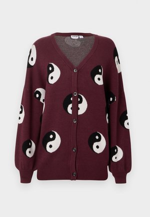 Cárdigan burdeos con patrones de yin-yang; presenta un escote en V, cierre de botones, puños y dobladillo acanalados; hecho de un material de punto suave.