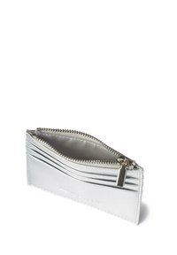 Srebrny portfel na zamek, wykonany z gładkiego, błyszczącego materiału. Posiada wiele kieszeni na karty oraz teksturowany szew wzdłuż krawędzi dla dodatkowego efektu.