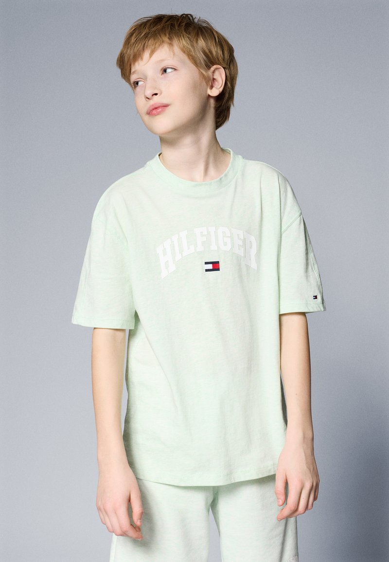 Tommy Hilfiger - VARSITY TEE UNISEX - T-shirt print - dew green heather, Vergroten