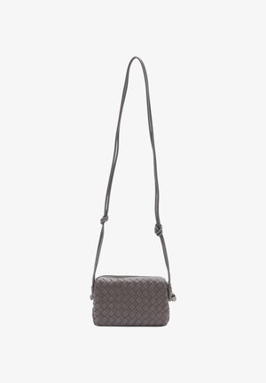 Szara pleciona skórzana torba na ramię o prostokątnym kształcie, z regulowanym sznurkiem i zamkiem błyskawicznym. Posiada strukturalną powierzchnię.