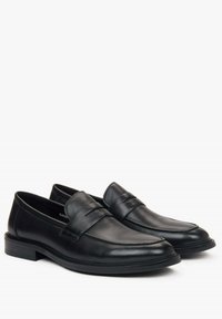 Czarne skórzane mokasyny o gładkim wykończeniu, zaokrąglonym nosku i dekoracyjnym pasku z przodu. Niski, warstwowy obcas. Minimalistyczny design.