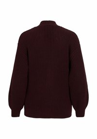 Vīna sarkana adīta džempera ar augstu apkakli, biezas ribotas struktūras un balonu piedurknēm. Skats no muguras, bez aizdares vai logotipa detaļām.