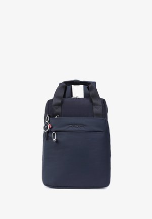 Petit sac à dos Hedgren bleu marine avec deux poignées supérieures, une poche avant zippée et un porte-clés rond attaché au curseur de la fermeture éclair.