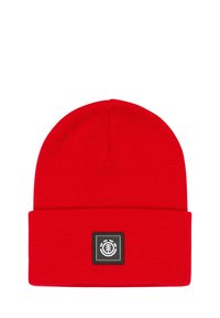 Gorro de punto rojo con un dobladillo, que cuenta con un parche rectangular negro con un logotipo circular. Textura suave, acabado liso y diseño sin costuras.
