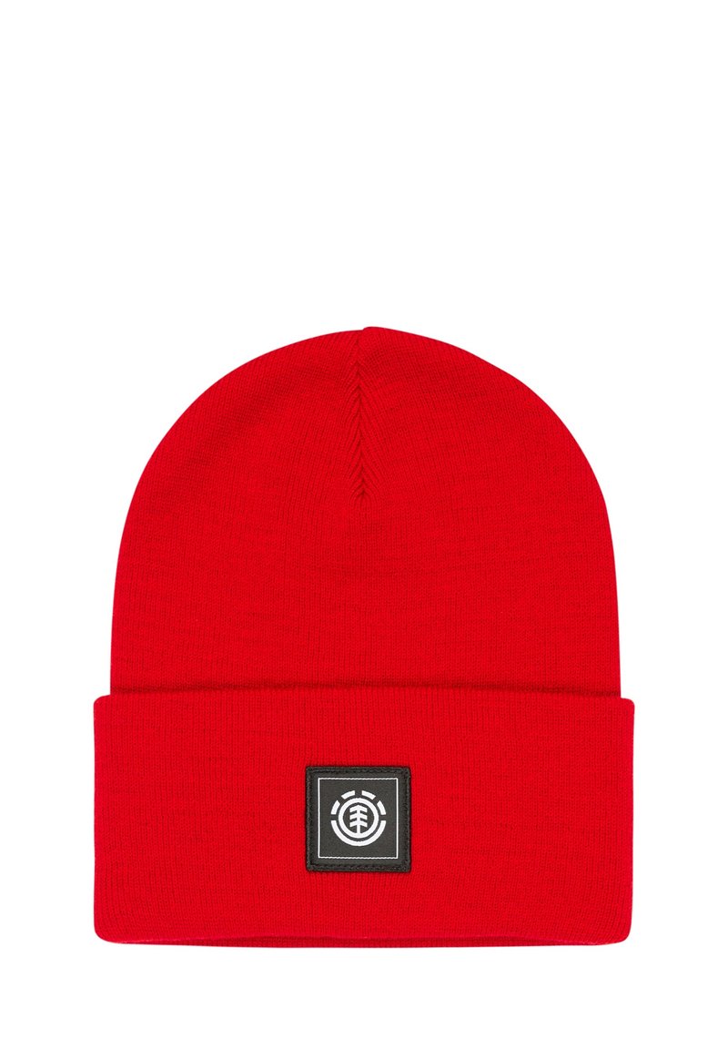 Gorro de punto rojo con un dobladillo, que cuenta con un parche rectangular negro con un logotipo circular. Textura suave, acabado liso y diseño sin costuras.