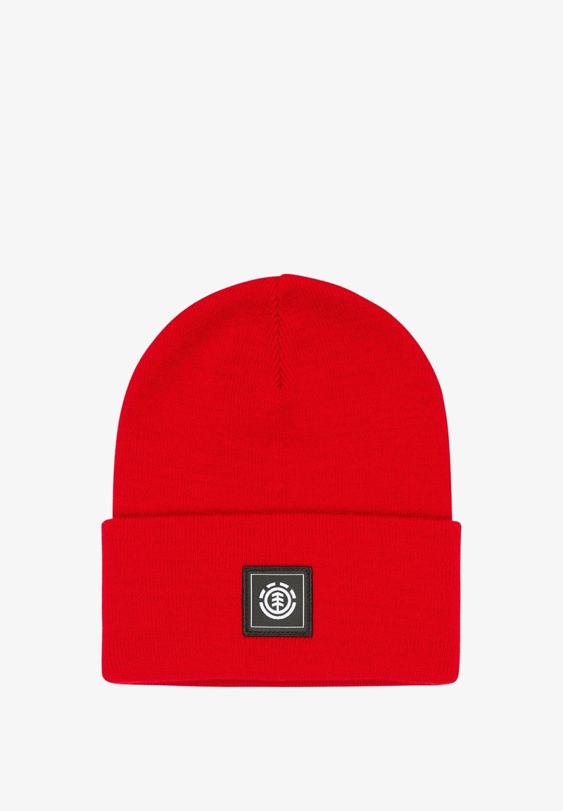 Gorro de punto rojo con un dobladillo, que cuenta con un parche rectangular negro con un logotipo circular. Textura suave, acabado liso y diseño sin costuras.