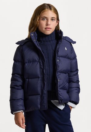 Marinblå pufferjacka med hög krage, tryckknappsstängning och sidofickor. Har robust sömnad och en logotyp på bröstet.