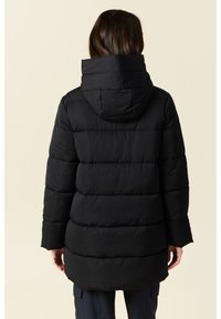 Chaqueta acolchada negra con capucha, que presenta paneles acolchados horizontales y una textura suave y mate. Diseño de longitud media con un corte relajado.