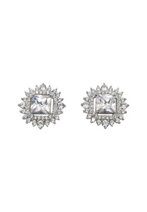 Boucles d'oreilles en pierre précieuse transparente à taille carrée, entourées d'un halo de petites pierres rondes et en forme de poire, le tout en sertissages argentés.