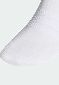 Calzino bianco alla caviglia in materiale liscio ed elastico con punta rinforzata e trama a coste vicino al risvolto. Design semplice e uniforme.