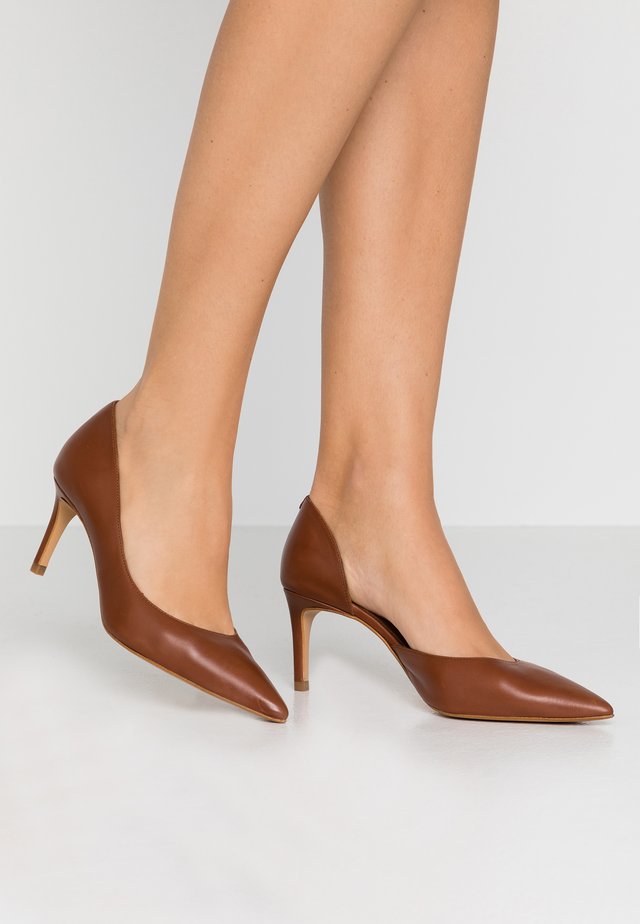 Classic heels - cognac